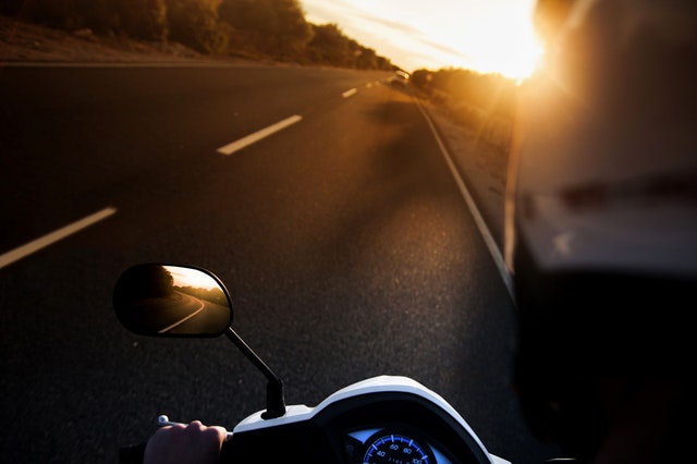 Jazda na motorke po ceste, pohľad očami jazdca