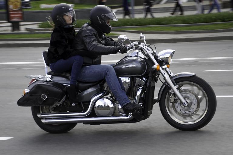 Motorkári, muž so ženou na motorke