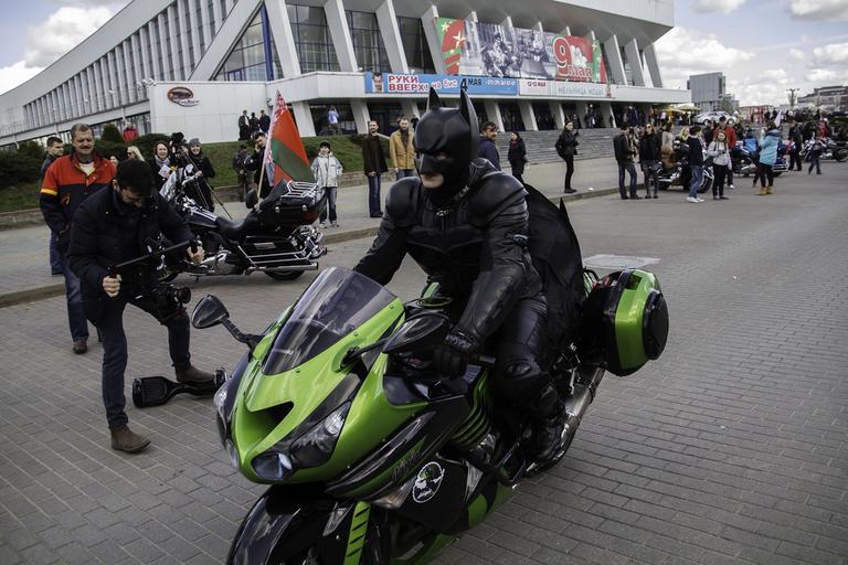 Motorkár v kostýme Batmana