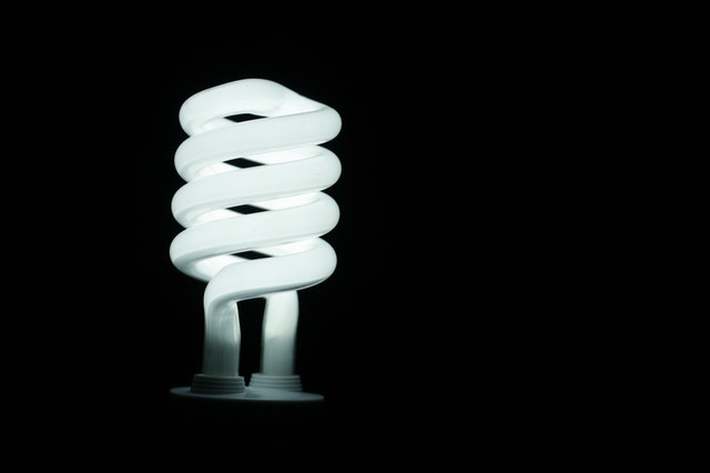 Detail na bielu skrútenú žiarovku.jpg